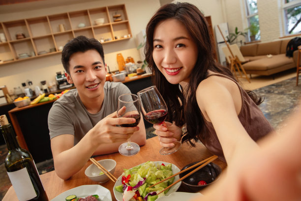 年轻夫妇在家用餐图片下载