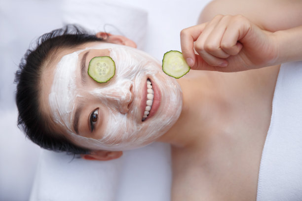 年轻女人在户外做SPA图片下载