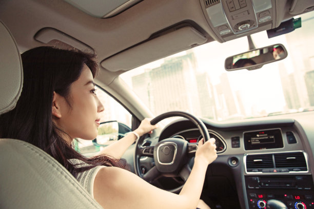 漂亮的青年女人开车图片下载
