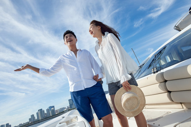 浪漫的青年夫妇乘坐游艇出海图片下载