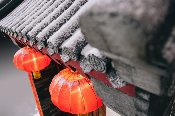 雪后房檐下的红灯笼图片下载