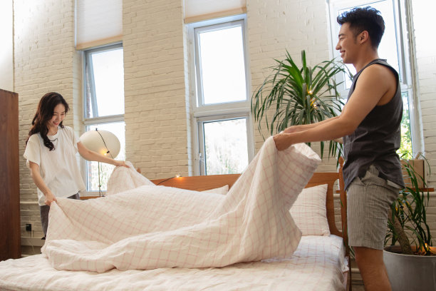 青年夫妇的家居生活图片下载