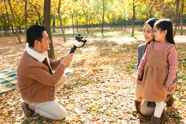 快乐家庭在户外照相图片下载