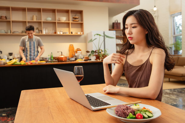 年轻夫妇的居家生活图片下载