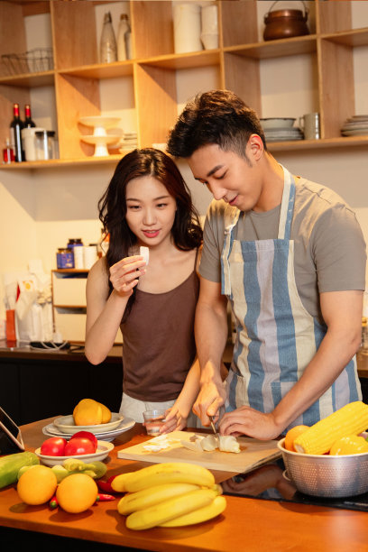 青年夫妇在家做饭图片下载