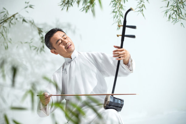 男艺术家在拉二胡图片下载