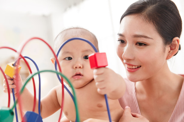 妈妈陪宝宝玩耍图片下载