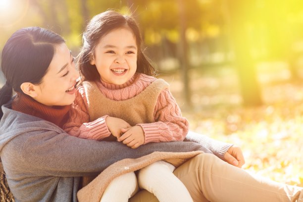 妈妈和女儿在户外玩耍素材图片