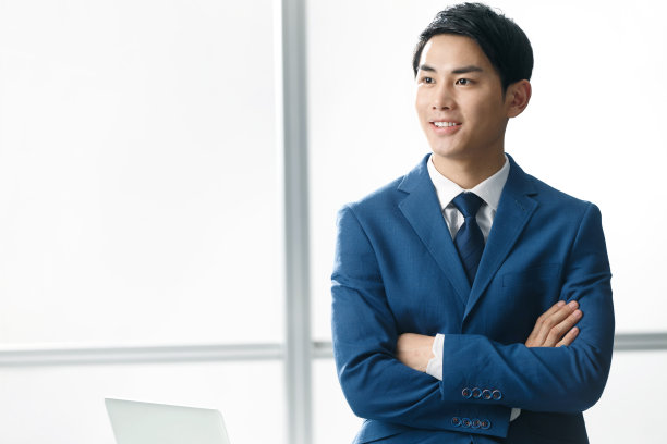 商务青年男人在办公室素材图片