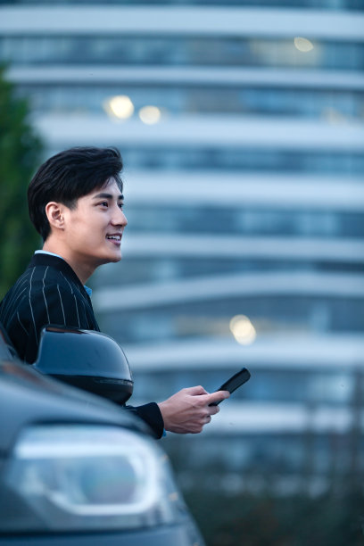 站在汽车旁的商务青年图片下载