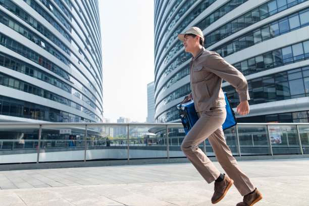 奔跑着送餐的年轻外卖员图片下载