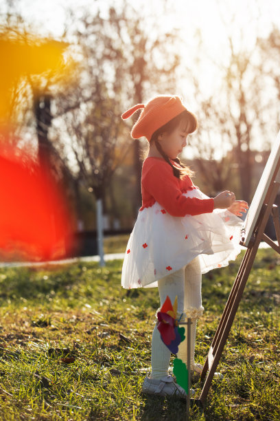 可爱的小女孩在户外画画图片下载