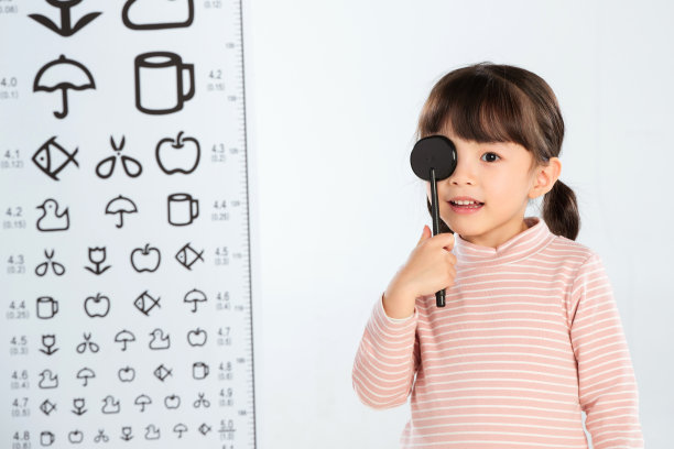 可爱的小女孩检查视力图片下载