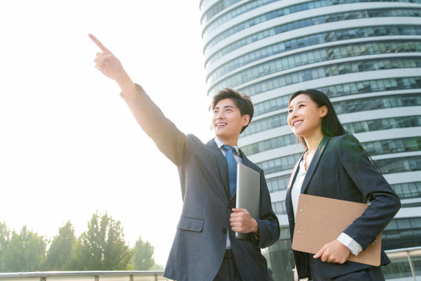 青年商务人士在户外看向远方图片下载