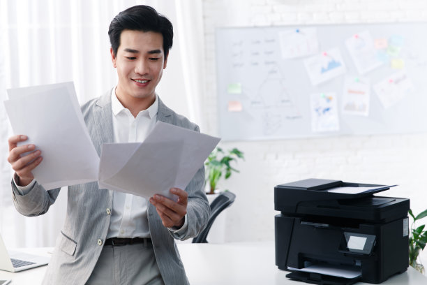 青年商务男人在办公图片下载