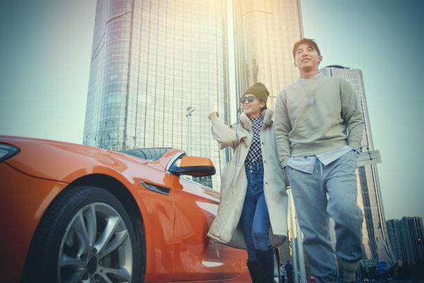 快乐的青年情侣和豪车图片下载