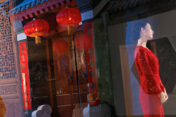 窗前的年轻女人图片下载