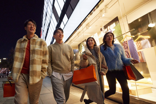 快乐的青年朋友逛街图片下载