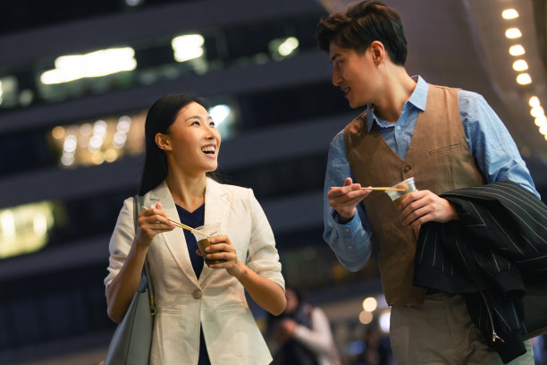 商务人士在户外吃快餐图片下载