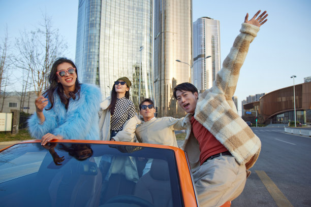 快乐的青年人驾驶跑车出行图片下载