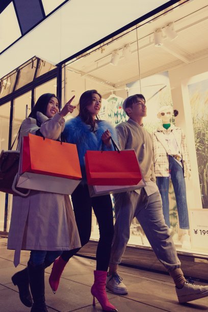 快乐的青年朋友逛街图片下载