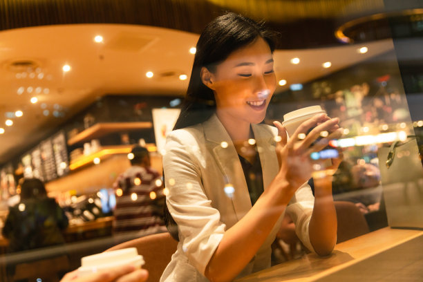 商务女士在餐厅里图片下载