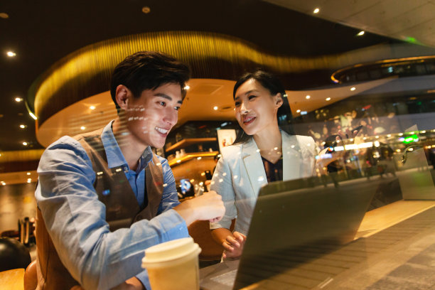 商务人士在咖啡厅里讨论工作图片下载