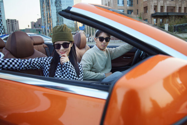 青年情侣驾驶跑车出行图片下载