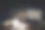 夜晚灯光下的办公桌图片下载