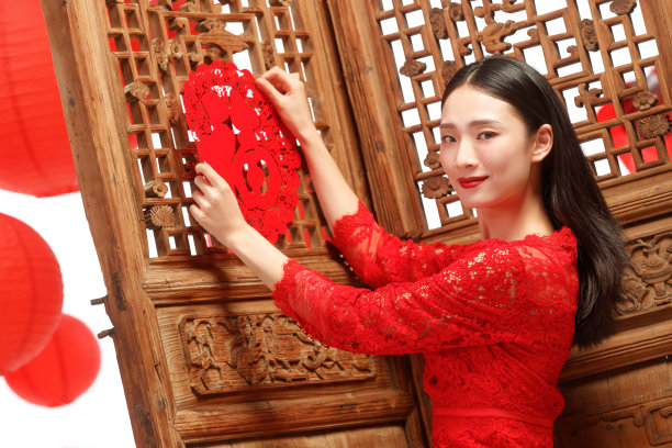 漂亮女人过年贴福字图片下载