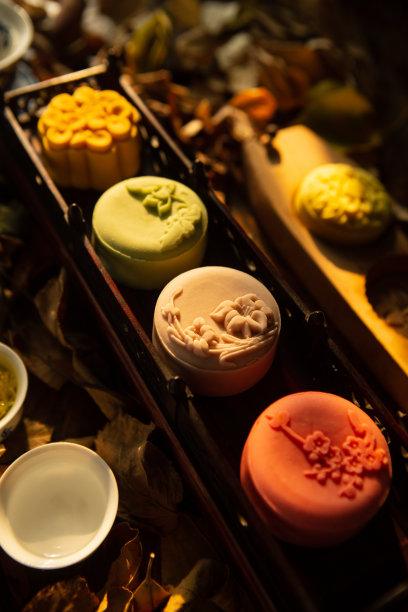 月饼与中式茶杯图片下载