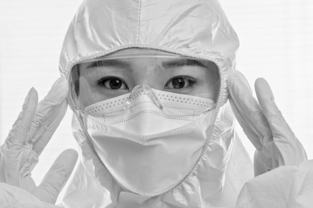 穿防护服的年轻女医生图片下载