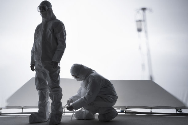 医生相互协助系鞋带图片下载