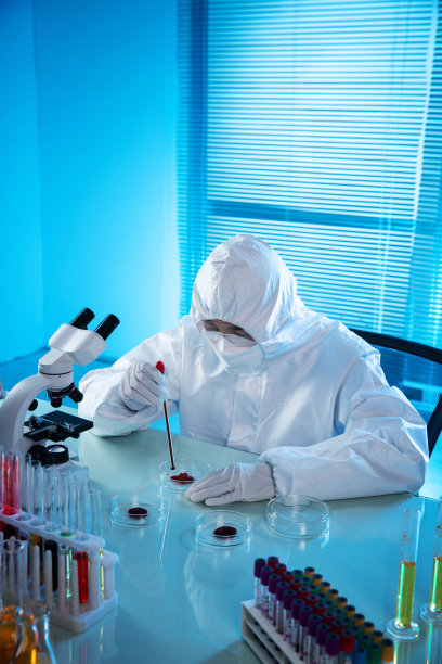 医学专家做科学试验图片下载