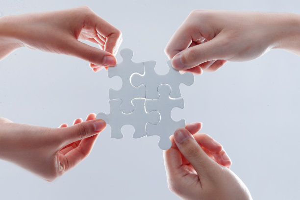 手拿拼图图片下载