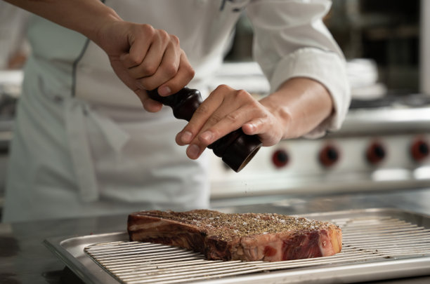 烹饪牛排图片下载