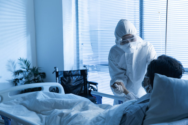 医生在病房里照顾患者图片下载