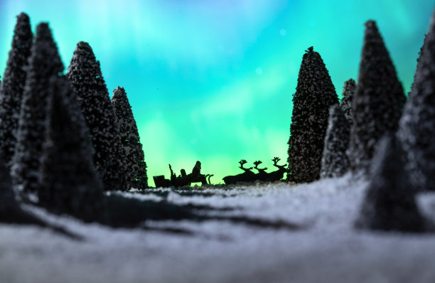 极光下驯鹿拉着雪橇上的圣诞老人图片下载
