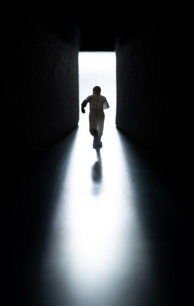 穿防护服的医生奔跑图片下载