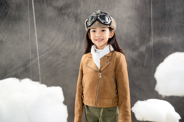 漂亮自信的小飞行员肖像素材图片