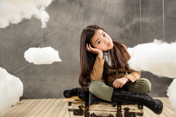 复古女孩坐在行李箱上图片下载