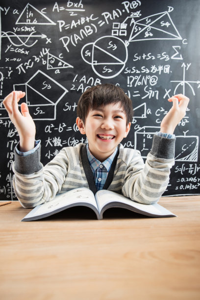 小男孩快乐学习图片下载