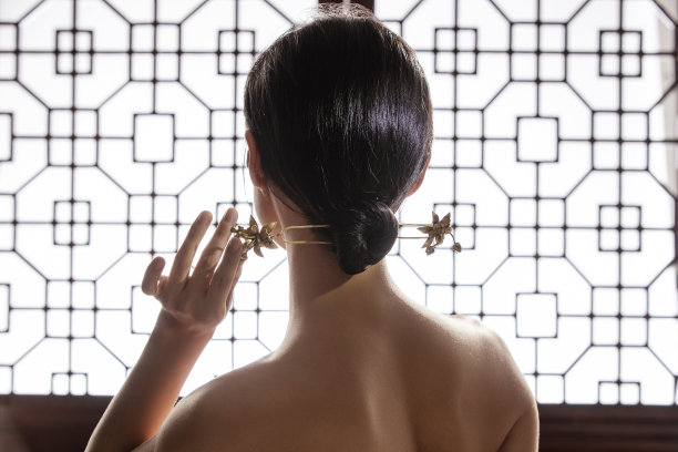 梳着中式发髻的东方女人图片下载