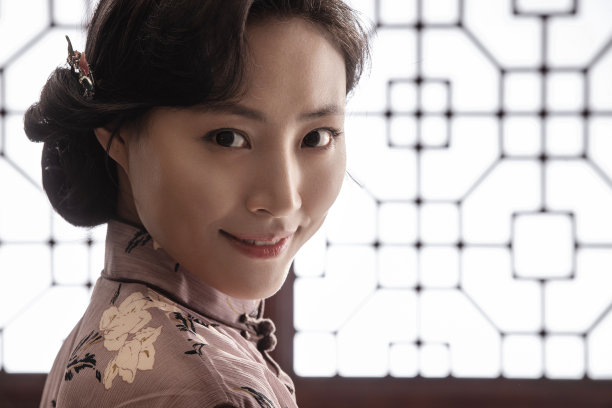 穿旗袍的东方女人图片下载