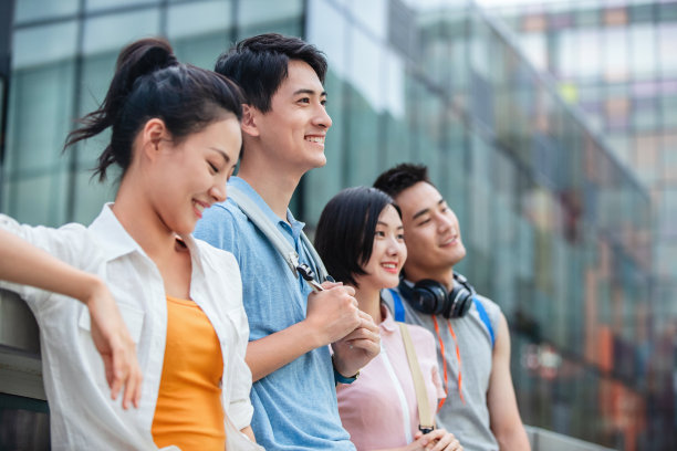 户外快乐的大学生倚栏而站图片下载