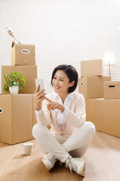 青年女人看手机图片下载