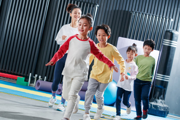 儿童在教练的指导下进行体能训练图片下载