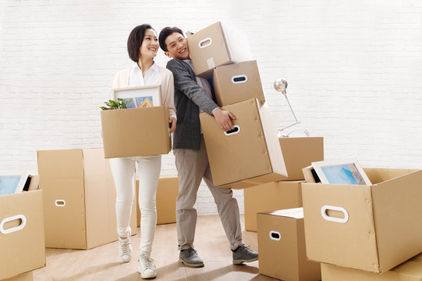 年轻夫妇搬新家图片下载