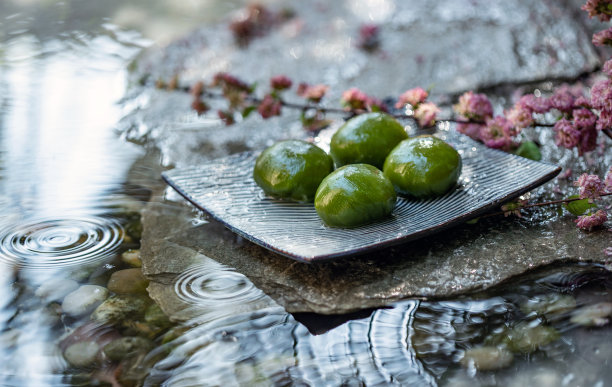 水面上的青团和桃花图片下载