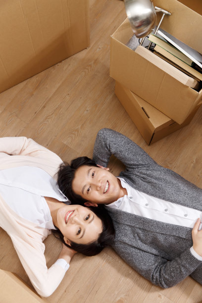 年轻夫妇躺在地板上图片下载